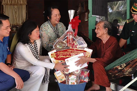 Lãnh đạo Ủy ban Mặt trận Tổ quốc Thành phố Hồ Chí Minh và Bộ đội Biên phòng tỉnh Tây Ninh thăm, tặng quà một gia đình chính sách tại tỉnh Tây Ninh.