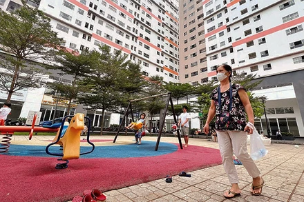 Người dân sinh hoạt tại khuôn viên một chung cư ở thành phố Thủ Đức.