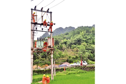 Công nhân điện lực kéo đường dây điện đến các thôn, bản vùng khó khăn, vùng biên giới của huyện Lộc Bình (Lạng Sơn).
