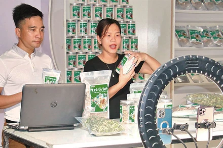 Buổi livestream bán hàng trên sàn thương mại điện tử của Công ty cổ phần Nông nghiệp VIAGRI. (Ảnh: NGUYỄN LÀNH)