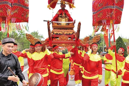 Nghi lễ rước tượng Đức Thánh Trần trong Lễ hội Bạch Đằng.