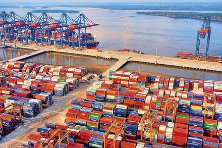 Xuất, nhập khẩu hàng hóa tại cảng Tổng hợp Bình Dương.
