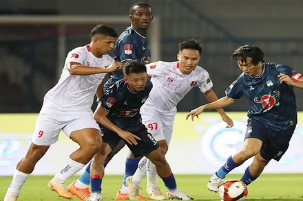 Pha tranh bóng giữa cầu thủ hai đội Hải Phòng (áo trắng) và Hoàng Anh Gia Lai.