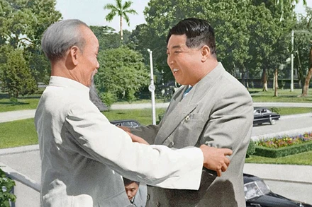 Chủ tịch Hồ Chí Minh đón tiếp Chủ tịch Kim Nhật Thành tại Phủ Chủ tịch, tháng 11/1958. (Ảnh: ĐẠI SỨ QUÁN TRIỀU TIÊN)