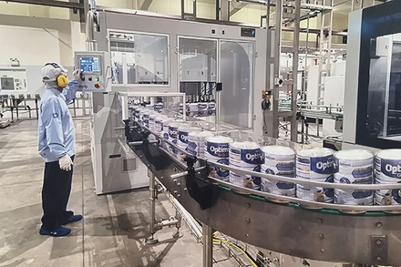Nhà máy sữa Sài Gòn-Vinamilk đầu tư trang thiết bị công nghệ hiện đại để tiết kiệm năng lượng, giảm phát thải trong quá trình sản xuất. (Ảnh: NGUYỆT BẮC)