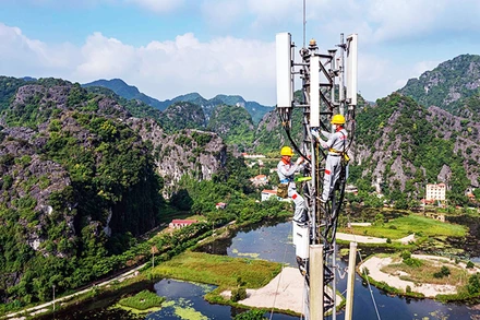 Nhân viên kỹ thuật của Viettel lắp đặt trạm thu phát di động (BTS) 4G.