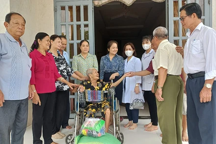 Hội Người cao tuổi xã Phú An (thị xã Bến Cát, tỉnh Bình Dương) thăm, tặng quà, khám bệnh cho người cao tuổi.