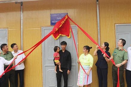 Trao nhà mới tặng hộ nghèo ở xã Quảng Chu, huyện Chợ Mới, tỉnh Bắc Kạn. (Ảnh: VIỆT BẮC)