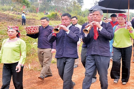 Đội nhạc lễ sẽ thổi Pí Kẻo (kèn đồng) trong suốt quãng đường đoàn nhà trai đi đón dâu để thông báo cho bản làng biết, họ hàng và dân bản sẽ đi theo đoàn đón dâu.