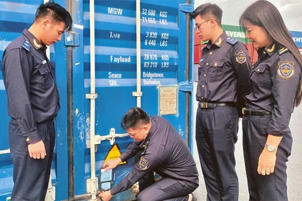 Thực hiện gắn seal định vị điện tử trên container tại Cảng Greenport Hải Phòng.