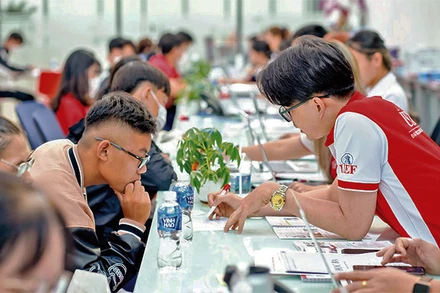 Thí sinh tìm hiểu thông tin tuyển sinh tại Trường đại học Kinh tế-Tài chính Thành phố Hồ Chí Minh. 