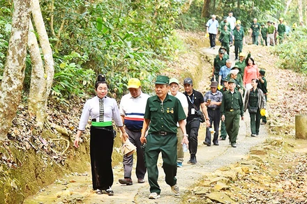 Du khách và cựu chiến binh tham quan di tích Sở Chỉ huy chiến dịch Điện Biên Phủ tại xã Mường Phăng, thành phố Điện Biên Phủ, tỉnh Điện Biên. (Ảnh: MỸ HÀ)