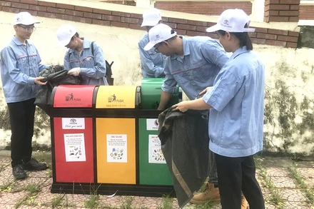 Đoàn viên, thanh niên tham gia phân loại rác sinh hoạt tại nguồn ở tỉnh Vĩnh Phúc.