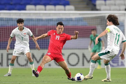 U23 Việt Nam (áo đỏ) dừng bước trước U23 Iraq với tỷ số 0-1 ở trận tứ kết.