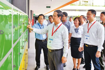 Bộ trưởng Nguyễn Kim Sơn và đoàn công tác kiểm tra công tác chuẩn bị thi tốt nghiệp THPT tại điểm thi Trường THCS Trần Duy Hưng, quận Cầu Giấy. (Ảnh: THẾ ĐẠI)