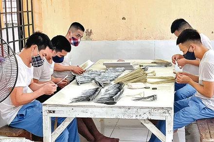 Các học viên của Cơ sở cai nghiện Hải Dương trong giờ lao động trị liệu.
