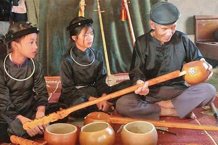 Nghệ nhân dân gian Lương Thiêm Phú bên những cây đàn tính.