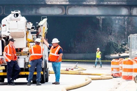 Lực lượng chức năng làm nhiệm vụ tại hiện trường vụ sập cầu vượt.