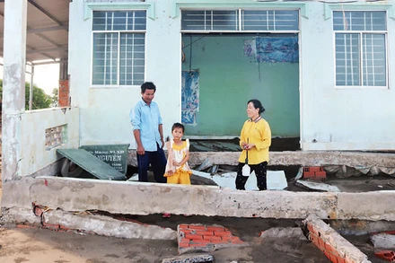 1. Nhà của gia đình ông Danh Văn Cành, ấp Hồ Thùng, xã Đông Hải bị thiệt hại hoàn toàn do gió to, sóng lớn, nước biển dâng.