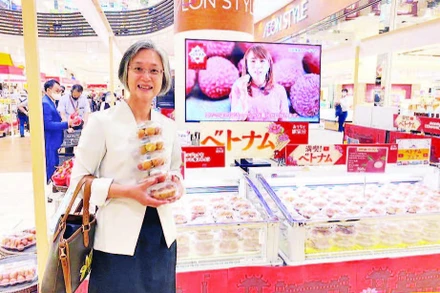 Người tiêu dùng Nhật Bản chọn mua sản phẩm vải thiều của Việt Nam được bán trong hệ thống siêu thị Aeon.