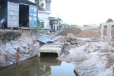 Nhà dân nằm cheo leo bên dự án.