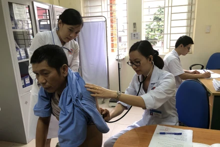 Khám bệnh cho người dân tại Bệnh viện Việt Nam-Thụy Điển Uông Bí, tỉnh Quảng Ninh.