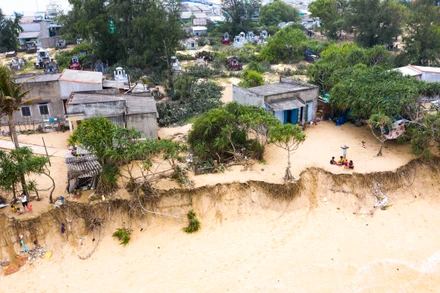 Sạt lở bờ biển ở khu vực tổ dân phố Thạnh Đức 1, phường Phổ Thạnh, thị xã Đức Phổ.
