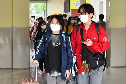 Người dân vẫn cần thực hiện các biện pháp phòng, chống Covid-19 hằng ngày. (Ảnh: MỸ HÀ)