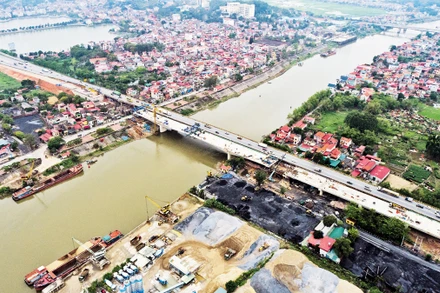 Tỉnh Bắc Giang đầu tư xây dựng mở rộng cầu Như Nguyệt kết nối với tỉnh Bắc Ninh, tạo điều kiện giao thông thuận lợi, thu hút đầu tư. (Ảnh ĐẶNG Giang)