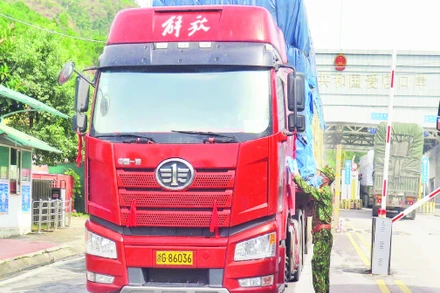 Cán bộ, chiến sĩ Trạm kiểm soát biên phòng (Đồn Biên phòng Chi Ma) kiểm tra, hướng dẫn phương tiện chở hàng.