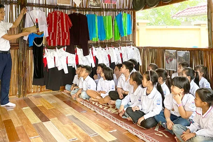 Giờ học tại không gian văn hóa Mường, Trường tiểu học và trung học cơ sở A Đú Sáng (Kim Bôi, Hòa Bình).