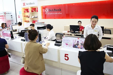 Khách hàng giao dịch tại Chi nhánh Ngân hàng SeA Bank.