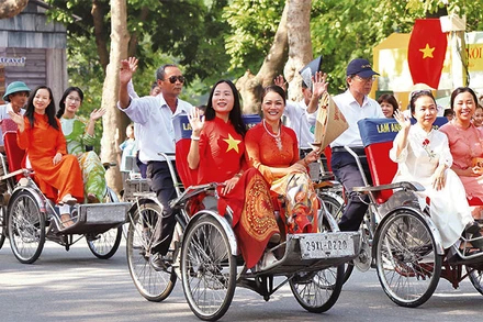 Phụ nữ Thủ đô duyên dáng trong tà áo dài xuống phố.