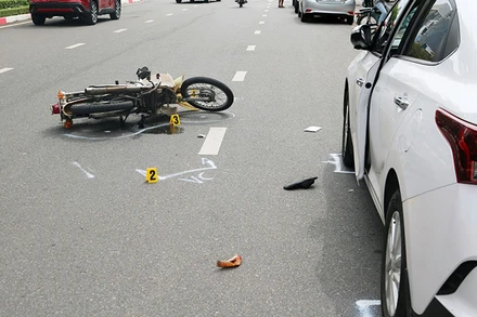 Hiện trường một vụ tai nạn giao thông xảy ra do người lái bất cẩn khi mở cửa xe ô-tô tại tỉnh Bà Rịa-Vũng Tàu. (Ảnh: THÀNH AN)