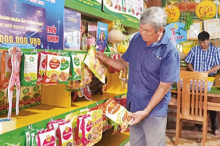 Cơ sở sản xuất khô Ba Khía ở xã Tân Hộ Cơ, huyện Tân Hồng (Đồng Tháp) giúp nhiều người có việc làm, thu nhập. (Ảnh: HỮU NGHĨA)