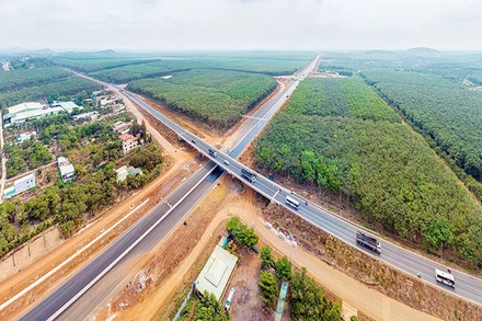 Đường cao tốc Dầu Giây-Phan Thiết được xây dựng từ vốn đầu tư công, hoàn thành đưa vào sử dụng góp phần tăng cường kết nối giao thông trong vùng. (Ảnh: CHÍ HÙNG)