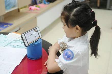 Internet chứa khối lượng thông tin khổng lồ có thể giúp trẻ học tập và giải trí, song cũng có nhiều mối nguy hiểm đối với trẻ nếu cha mẹ không có sự giám sát. (Ảnh: NGUYỄN ĐĂNG)