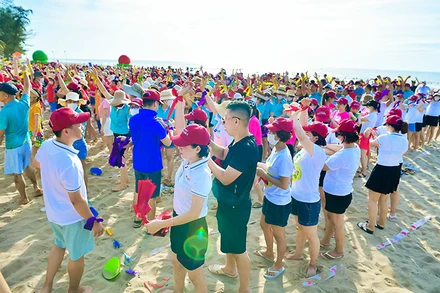 Du khách hào hứng tham gia những trò chơi tập thể trên bãi biển. (Ảnh: HUỆ VŨ)