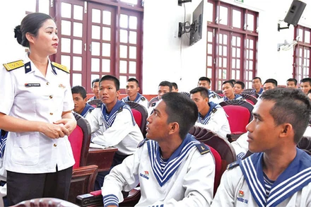 Báo cáo viên của Tòa án Quân sự khu vực Quân chủng Hải quân giải đáp các câu hỏi do cán bộ, chiến sĩ đặt ra.