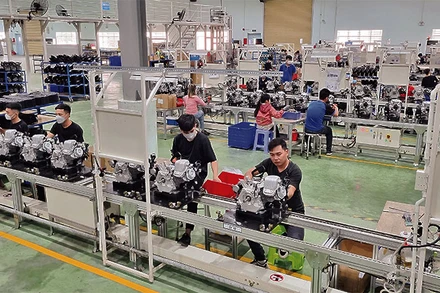 Công nhân làm việc tại Khu công nghiệp Hòa Phú, xã Hòa Phú, huyện Long Hồ, tỉnh Vĩnh Long.