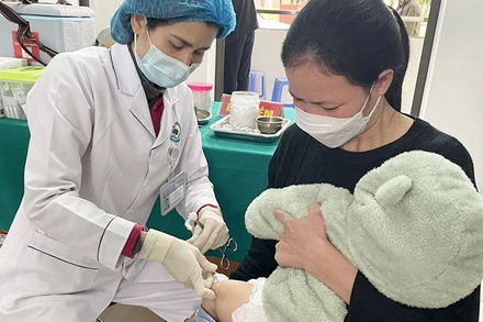 Bộ Y tế khuyến cáo người dân, nhất là trẻ em cần được tiêm đầy đủ. (Ảnh: THÁI HOÀNG)