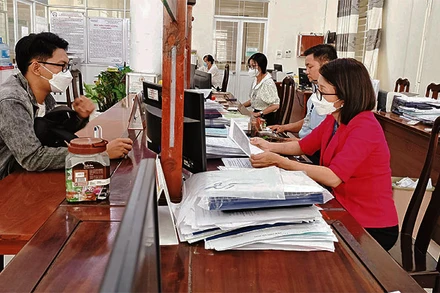 Người dân thực hiện thủ tục hành chính tại Ủy ban nhân dân phường Tân An, quận Ninh Kiều, thành phố Cần Thơ.