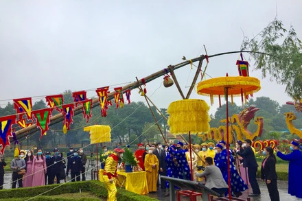 Khôi phục Lễ dựng cây nêu tại Hoàng thành Thăng Long.