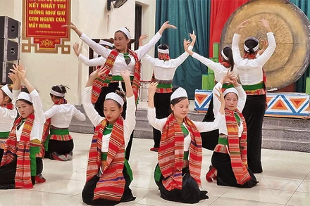 Phụ nữ dân tộc Mường ở xã Vân Hòa (huyện Ba Vì) tập văn nghệ. 