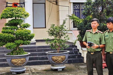 Công an thành phố Thủ Đức thao tác sử dụng thiết bị không người lái (drone).