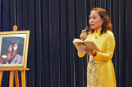 Nghệ sĩ Nhân dân Trịnh Thúy Mùi diễn ngâm bài thơ “Gửi quần đảo Trường Sa” của nhà thơ Đỗ Nam Cao.