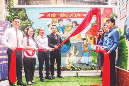 Quận Đoàn Hoàn Kiếm khánh thành công trình tranh tường bích họa tại khu vực số 39 phố Hàng Mành.