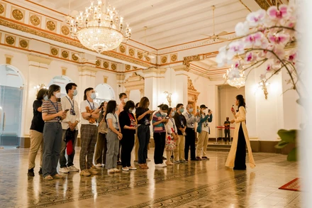 Khách du lịch tham quan Trụ sở Hội đồng nhân dân và Ủy ban nhân dân Thành phố Hồ Chí Minh. (Ảnh: MẠNH HẢO)