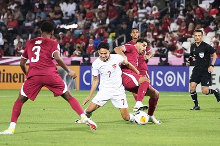 Pha tranh bóng của U23 Indonesia (áo trắng) trong trận đấu với U23 Qatar. 