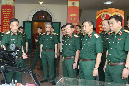 Thủ trưởng Tổng cục Công nghiệp quốc phòng và Bộ Tham mưu tham quan trưng bày sản phẩm công nghiệp quốc phòng.